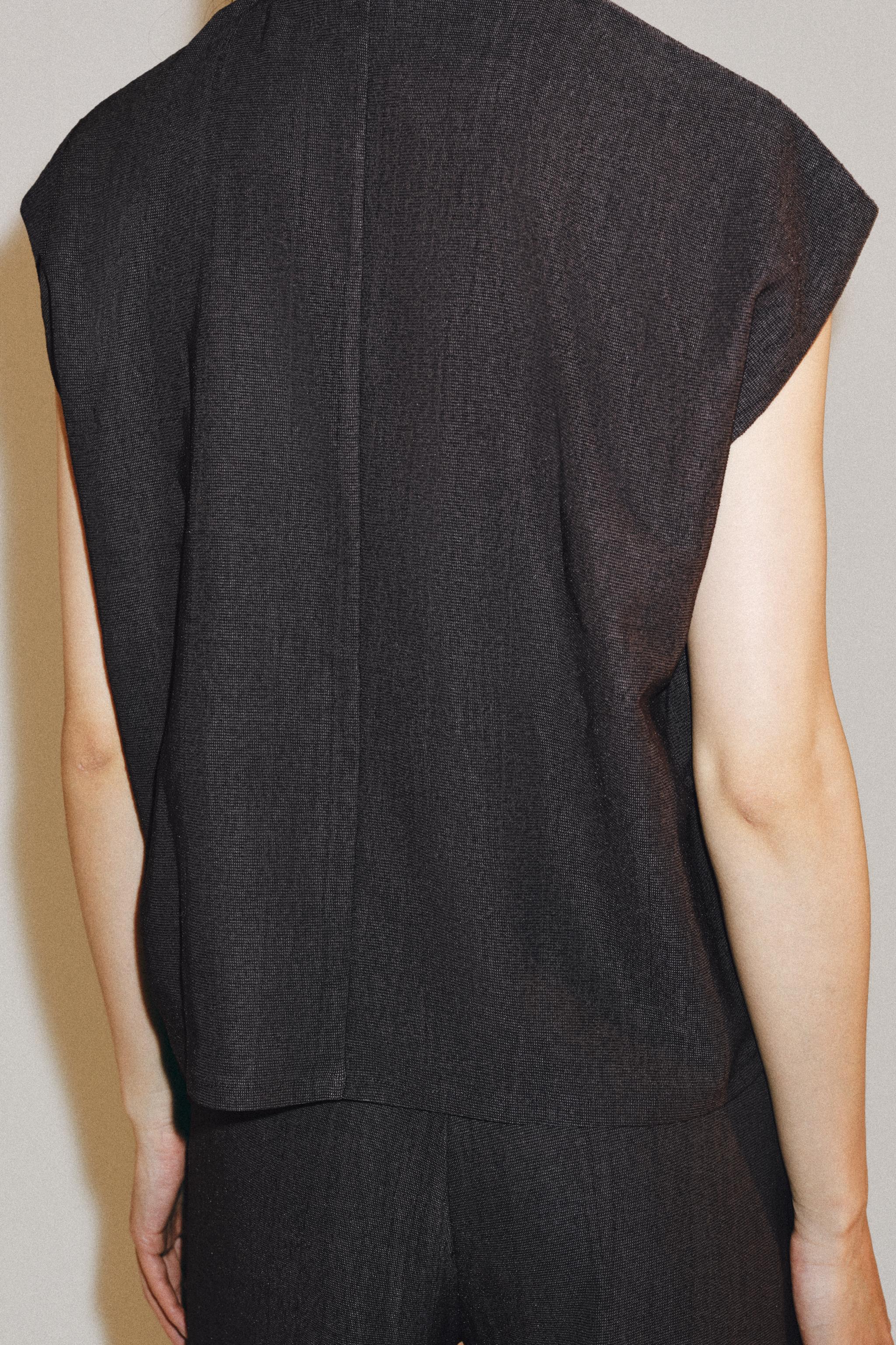 RUSTIC SLEEVELESS TOP